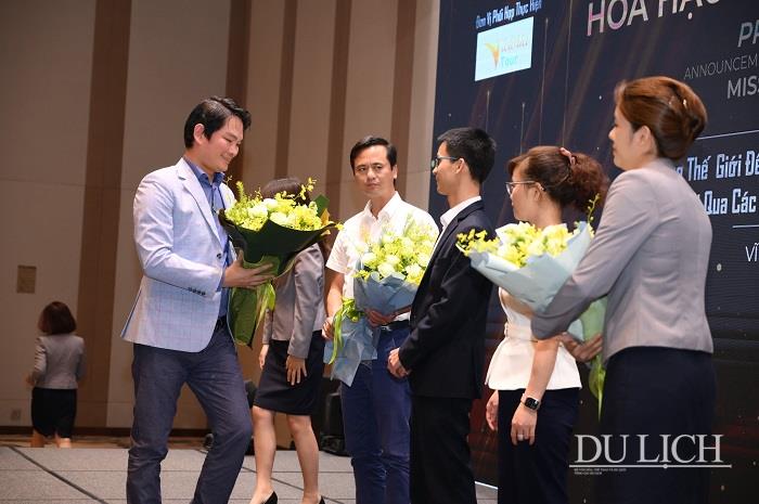 Ông Lê Quang Lăng - Phó Tổng Giám đốc Công ty Truyền thông Tấm và Cám tặng hoa các nhà tài trợ
